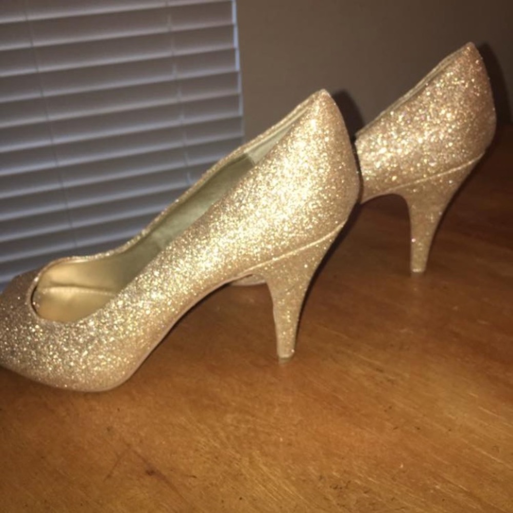 Fergilious Gold glitter pumps size 9